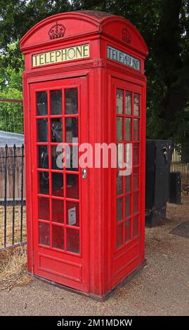 Red British public Telephone Box, K2 Giles Gilbert Scott Red Telephone Box, à Regents Park, North London, Angleterre, Royaume-Uni, NW1 4NR Banque D'Images