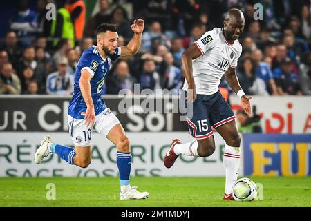 Adrien THOMASSON de Strasbourg et Danilo PEREIRA de PSG lors du championnat français Ligue 1 de football match entre RC Strasbourg et Paris Saint-Germain le 29 avril 2022 au stade de la Meinau à Strasbourg, France - photo Matthieu Mirville / DPPI Banque D'Images