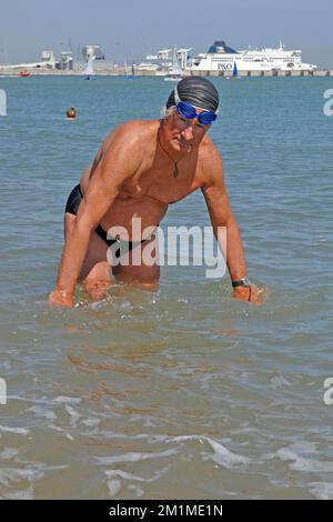 Un nageur âgé se prépare à traverser la Manche Banque D'Images