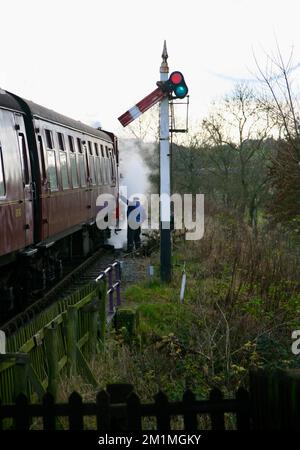Une vue sur le chauffeur lorsqu'il descend du train à vapeur, Embsay, Skipton, North Yorkshire, Royaume-Uni, Europe Banque D'Images