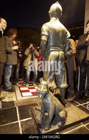 20111021 - BRUXELLES, BELGIQUE : l'illustration montre l'inauguration de la statue officielle de Tintin et Snowy (Tintin et Milou - Kuifje en Bobbie) dans le centre de Bruxelles, le vendredi 21 octobre 2011. Demain, Bruxelles a la première mondiale du film Tintin de Spielberg, "The Adventures of Tintin: The Secret of the Unicorn" (les aventures de Tintin: Le Secret de la Licorne - de Avonturen van Kuifje). BELGA PHOTO NICOLAS MATERLINCK Banque D'Images