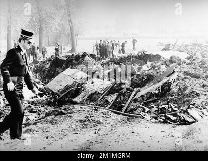 19711002 - TIELT, BELGIQUE : (DOSSIER) cette photo de dossier datée du 2 octobre 1971 montre la police et les sauveteurs qui tentent de trouver des victimes de l'épave du turbopropulseur britannique Vanguard qui s'est écrasé dans un champ d'Aarsele - Tielt (près de Gand) sur 2 octobre 1971. L'avion British European Airways (BEA) transportait 63 personnes sur un vol entre Londres et Salzbourg (Autriche). 38 personnes sont mortes dans la tragédie. ARCHIVES PHOTOS DE BELGA Banque D'Images