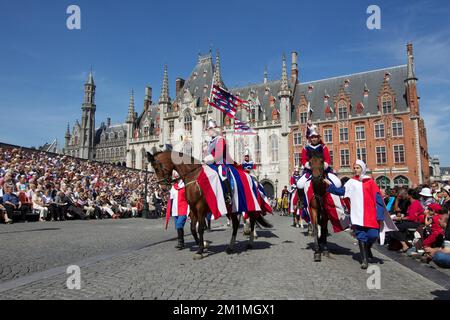 20110602 - BRUGGE, BELGIQUE : l'illustration montre la procession du sang Saint (Heilig Bloedprocessie - procession Saint-sang) à Brugge, sur la Grand place de la Grand-place, le jour de l'Ascension, jeudi 2 juin 2011. Pendant la procession, la relique du sang Saint est portée du sang Saint basilique à la sainte cathédrale du sauveur. BELGA PHOTO KURT DESPLENTER Banque D'Images