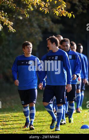 20111031 - GENK, BELGIQUE : Jelle Vossen de Genk et Daniel Tozser de Genk photographiés lors d'une session de formation de KRC Genk à Genk, le lundi 31 octobre 2011. Demain, le club belge de football de première division KRC Genk et le club anglais de football de première division Chelsea FC jouent leur match du Groupe E le quatrième jour de la compétition de la Ligue des Champions. BELGA PHOTO YORICK JANSENS Banque D'Images