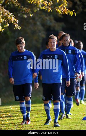 20111031 - GENK, BELGIQUE : Jelle Vossen de Genk et Daniel Tozser de Genk photographiés lors d'une session de formation de KRC Genk à Genk, le lundi 31 octobre 2011. Demain, le club belge de football de première division KRC Genk et le club anglais de football de première division Chelsea FC jouent leur match du Groupe E le quatrième jour de la compétition de la Ligue des Champions. BELGA PHOTO YORICK JANSENS Banque D'Images