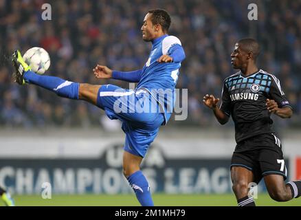 20111101 - GENK, BELGIQUE: José Ferreira Nadson de Genk et Ramires de Chelsea se battent pour le ballon lors du quatrième match de la Ligue des Champions, dans le groupe E, entre KRC Genk et Chelsea FC, mardi 01 novembre 2011, à Genk, Belgique. BELGA PHOTO VIRGINIE LEFOUR Banque D'Images