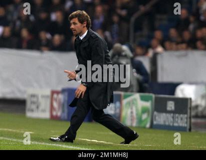 20111101 - GENK, BELGIQUE: L'entraîneur en chef de Chelsea Andre Villas-Boas gestes lors du quatrième match de la Ligue des Champions, dans le groupe E, entre KRC Genk et Chelsea FC, mardi 01 novembre 2011, à Genk, Belgique. BELGA PHOTO VIRGINIE LEFOUR Banque D'Images