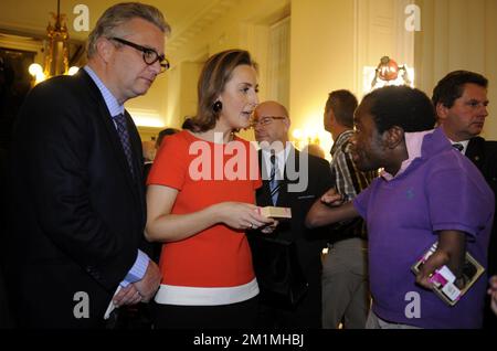 20111115 - BRUXELLES, BELGIQUE: Le Prince Laurent de Belgique et la Princesse Claire de Belgique photographiés lors de la réception en Chambre (Kamer / Chambre) à l'occasion de la Fête du Roi, mardi 15 novembre 2011. BELGA PHOTO ERIC LALMAND Banque D'Images
