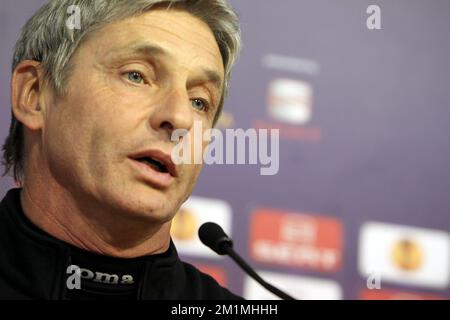 L'entraîneur-chef de Standard José Riga photographié lors d'une conférence de presse du Standard de Liège, à Liège, le mardi 29 novembre 2011. Demain Standard et Hannover 96 joueront le cinquième match de leur groupe Europa League, dans le groupe B. BELGA PHOTO MICHEL KRAKOWSKI Banque D'Images