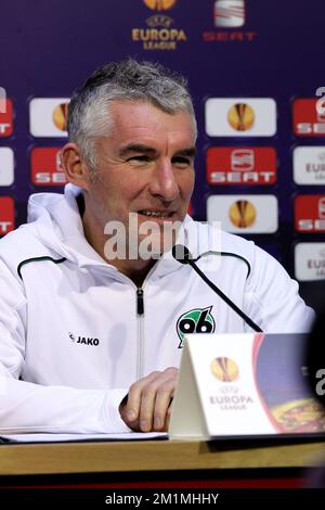 Mirko Slomka, entraîneur en chef de Hanovre, photographié lors d'une conférence de presse de l'équipe allemande de football Hannover 96, à Liège, le mardi 29 novembre 2011. Demain Standard de Liège et Hannover 96 joueront le cinquième match de leur groupe Europa League, dans le groupe B. BELGA PHOTO MICHEL KRAKOWSKI Banque D'Images