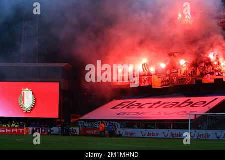 20111130 - LIEGE, BELGIQUE : les supporters de Hanovre photographiés au cinquième match de la scène du groupe, dans le groupe B, entre le club belge Standard de Liège et le club allemand Hannover 96, au stade Maurice Dufrasne à Liège, le mercredi 30 novembre 2011. BELGA PHOTO MICHEL KRAKOWSKI Banque D'Images