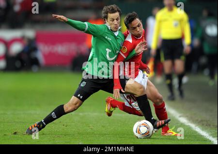 20111130 - LIEGE, BELGIQUE : Steven Cherundolo de Hanovre et Luis Manuel Seijas de Standard se battent pour le bal lors du cinquième match de la scène de groupe, dans le groupe B, entre le club belge Standard de Liège et le club allemand Hannover 96, dans le stade Maurice Dufrasne à Liège, le mercredi 30 novembre 2011. BELGA PHOTO YORICK JANSENS Banque D'Images