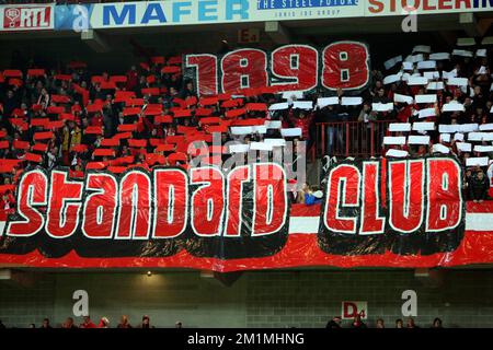 20111130 - LIEGE, BELGIQUE : les supporters de Standard photographiés au cinquième match de la scène du groupe, dans le groupe B, entre le club belge Standard de Liège et le club allemand Hannover 96, au stade Maurice Dufrasne à Liège, mercredi 30 novembre 2011. BELGA PHOTO MICHEL KRAKOWSKI Banque D'Images