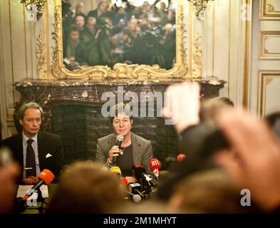 20111213 - LIEGE, BELGIQUE: Procureur général de Liège Cédric Visart de Bocarme et procureur général de Liège Danielle Reynders photographié lors d'une conférence de presse après qu'un homme, Nordine Amrani a lancé des grenades sur la place Saint-Lambert à Liège, mardi 13 décembre 2011. Jusqu'à présent, deux déades ont été confirmées, parmi lesquelles le tueur qui s'est suicidé. Quelque 60 personnes sont blessées. Pendant un certain temps, la police a pensé que plusieurs auteurs étaient impliqués, mais comme il semble maintenant, un seul homme est responsable. BELGA PHOTO JONATHAN BERGER Banque D'Images