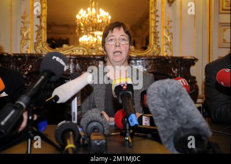 20111213 - LIEGE, BELGIQUE : Procureur général de Liège Danielle Reynders photographié lors d'une conférence de presse après un homme, Nordine Amrini a lancé des grenades et utilisé une arme à feu Kalashnikov pour tirer des personnes sur la place Saint-Lambert à Liège, mardi 13 décembre 2011. Jusqu'à présent, deux déades ont été confirmées, parmi lesquelles le tueur qui s'est suicidé. Quelque 60 personnes sont blessées. Il est maintenant confirmé qu'il n'y avait qu'un seul homme, pas plus d'un. BELGA PHOTO ERIC LALMAND Banque D'Images