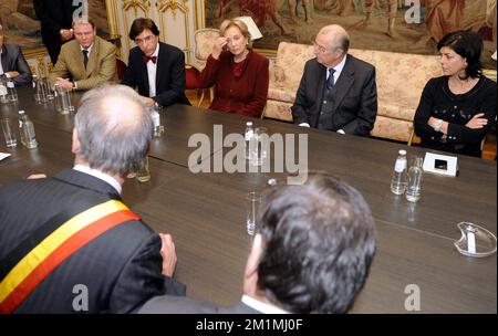 20111213 - LIEGE, BELGIQUE: L-R, Belgique Premier ministre Elio Di Rupo, Reine Paola de Belgique, Le roi Albert II de Belgique et le vice-premier ministre et ministre de l'intérieur Joelle Milquet photographiés lors d'une visite après qu'un homme a lancé des grenades et utilisé une arme à feu Kalachnikov pour tirer des personnes sur la place Saint-Lambert à Liège, mardi 13 décembre 2011. Jusqu'à présent, deux déades ont été confirmées, parmi lesquelles le tueur qui s'est suicidé. Quelque 60 personnes sont blessées. Il est maintenant confirmé qu'il n'y avait qu'un seul homme, pas plus d'un. BELGA PHOTO ERIC LALMAND Banque D'Images