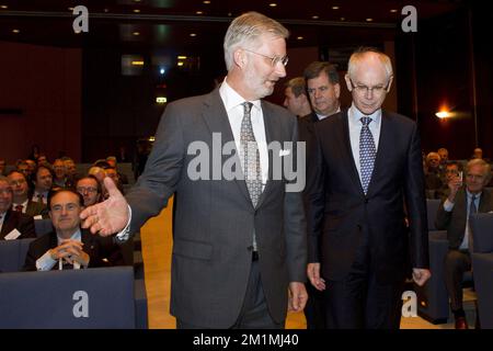 20111216 - ANVERS, BELGIQUE: Le prince héritier Philippe de Belgique et le président du Conseil de l'UE Herman Van Rompuy photographiés à leur arrivée lors d'une conférence sur la logistique dans le delta flamand-néerlandais des provinces Noord-Brabant (NL) et Anvers (BE), à la Provinciehuis, à Anvers, le vendredi 16 décembre 2011. BELGA PHOTO KRISTOF VAN ACCOM Banque D'Images