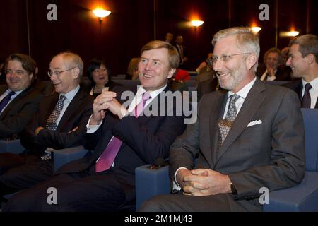 20111216 - ANVERS, BELGIQUE: Herman Van Rompuy, président du Conseil de l'UE, le prince héritier hollandais Willem-Alexander et le prince héritier belge Philippe, photographiés lors d'une conférence sur la logistique dans la région flamande-hollandaise du delta des provinces Noord-Brabant (NL) et Anvers (BE), à la Provinciehuis, à Anvers, le vendredi 16 décembre 2011. BELGA PHOTO KRISTOF VAN ACCOM Banque D'Images