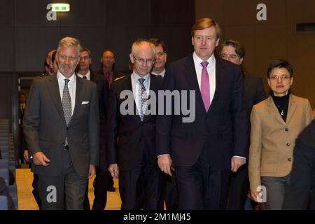 20111216 - ANVERS, BELGIQUE: Le Prince héritier Philippe de Belgique, le Président du Conseil de l'UE Herman Van Rompuy, le Prince héritier néerlandais Willem-Alexander et le gouverneur de la province d'Anvers Cathy Berx photographiés à leur arrivée lors d'une conférence sur la logistique dans la région du delta flamand-néerlandais des provinces Noord-Brabant (NL) et Anvers (BE), à la Provinciehuis, À Anvers, le vendredi 16 décembre 2011. BELGA PHOTO KRISTOF VAN ACCOM Banque D'Images