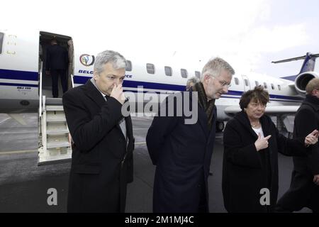 20111223 - PRAGUE, RÉPUBLIQUE TCHÈQUE : le vice-premier ministre et ministre des Affaires étrangères Didier Reynders (M. libéral francophone) et le prince héritier Philippe de Belgique sont accueillis par l'ambassadeur belge en République tchèque, Renilde Loeckx, à leur arrivée à Prague, avant la cérémonie funéraire de l'ancien président de la République tchèque, Vaclav Havel, Vendredi 23 décembre 2011 à Prague, République Tchèque. M. Havel a été le dernier président de la Tchécoslovaquie et le premier président de la République tchèque. Il était également un auteur de la plupart des poèmes, des pièces de théâtre et des œuvres non-fiction. BELGA PHOTO NICOLAS MATERLINCK Banque D'Images