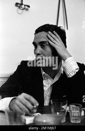 Carlos Alonso, peintre argentin, vers 1965 Banque D'Images