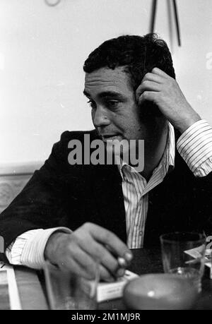 Carlos Alonso, peintre argentin, vers 1965 Banque D'Images