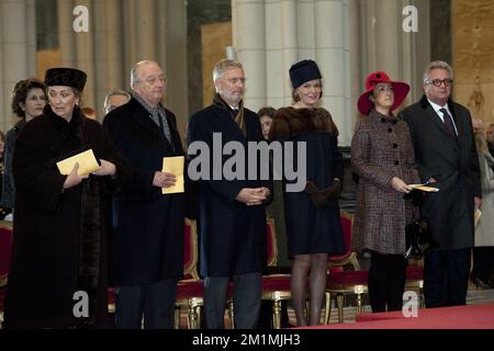 20120216 - BRUXELLES, BELGIQUE : Reine Paola de Belgique, Roi Albert II de Belgique, Prince héritier Philippe de Belgique, Princesse Mathilde Belgique, Princesse Claire de Belgique et Prince Laurent de Belgique photographiés lors d'une messe spéciale pour commémorer les membres décédés de la famille royale belge, À l'onze-Lieve-Vrouwkerk - Eglise notre-Dame, à Laeken-Laken, Bruxelles, le jeudi 16 février 2012. BELGA PHOTO DIRK WAEM Banque D'Images