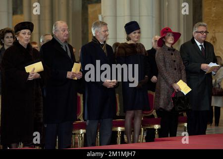 20120216 - BRUXELLES, BELGIQUE : Reine Paola de Belgique, Roi Albert II de Belgique, Prince héritier Philippe de Belgique, Princesse Mathilde Belgique, Princesse Claire de Belgique et Prince Laurent de Belgique photographiés lors d'une messe spéciale pour commémorer les membres décédés de la famille royale belge, À l'onze-Lieve-Vrouwkerk - Eglise notre-Dame, à Laeken-Laken, Bruxelles, le jeudi 16 février 2012. BELGA PHOTO DIRK WAEM Banque D'Images