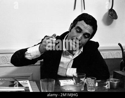 Carlos Alonso, peintre argentin, vers 1965 Banque D'Images