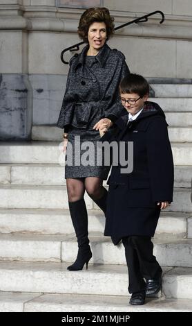 20120216 - BRUXELLES, BELGIQUE: Princesse Marie Esmeralda avec son fils Leopoldo Daniel photographié après une messe spéciale pour commémorer les membres décédés de la famille royale belge, à l'onze-Lieve-Vrouwkerk - Eglise notre-Dame, à Laeken-Laken, Bruxelles, le jeudi 16 février 2012. BELGA PHOTO DIRK WAEM Banque D'Images