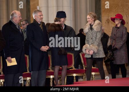 20120216 - BRUXELLES, BELGIQUE : Le roi Albert II de Belgique, le prince héritier Philippe de Belgique, la princesse Mathilde de Belgique, la princesse Maria Laura et la princesse Claire de Belgique photographiés lors d'une messe spéciale pour commémorer les membres décédés de la famille royale belge, à l'onze-Lieve-Vrouwkerk - Eglise notre-Dame, à Laeken-Laken, Bruxelles, le jeudi 16 février 2012. BELGA PHOTO DIRK WAEM Banque D'Images