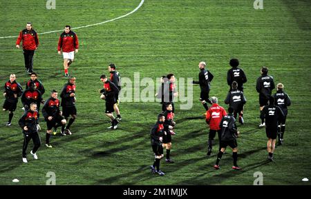 20120228 - HÉRAKLION, BELGIQUE : l'entraîneur national belge des Red Devils, Georges Leekens, l'entraîneur adjoint belge, Marc Wilmots, et les joueurs photographiés lors d'une séance d'entraînement des Red Devils, l'équipe nationale belge de football, à Héraklion, Grèce, le mardi 28 février 2012. L'équipe se prépare pour un match amical contre la Grèce demain à Héraklion. BELGA PHOTO ERIC LALMAND Banque D'Images