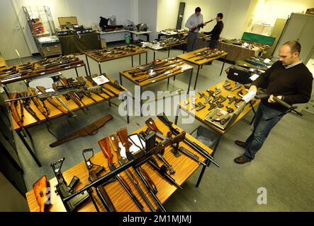 20120222 - LOUVAIN, BELGIQUE: L'illustration montre la présentation d'une partie des armes confisquées lors du démantèlement du circuit illégal de vente d'armes, mercredi 22 février 2012. BELGA PHOTO BENOIT DOPPAGNE Banque D'Images