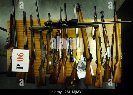 20120222 - LOUVAIN, BELGIQUE: L'illustration montre la présentation d'une partie des armes confisquées lors du démantèlement du circuit illégal de vente d'armes, mercredi 22 février 2012. BELGA PHOTO BENOIT DOPPAGNE Banque D'Images