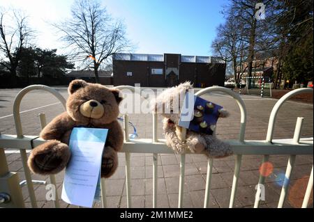 20120315 - LOMMEL, BELGIQUE: Illustration montre des ours en peluche devant l'école primaire (bassichool - ecole primaire) 't Stekske, à Lommel, jeudi 15 mars 2012. Dans un terrible accident de bus mardi soir dans un tunnel, à Sierre, Valais, Suisse, 28 personnes, dont 22 enfants, morts, 24 autres blessés. Les enfants, de deux écoles de Lommel et de Heverlee, rentrent chez eux après des vacances de ski. BELGA PHOTO YORICK JANSENS Banque D'Images