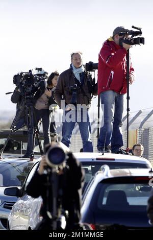 20120316 - SION, SUISSE: Illustration montre l'équipe de caméra et les journalistes de presse à l'aéroport, vendredi 16 mars 2012, à Sion, Suisse. Dans un terrible accident d'autobus mardi soir dans un tunnel, à Sierre, Valais, Suisse, 28 personnes, dont 22 enfants, morts, 24 autres blessés. Les enfants, de deux écoles de Lommel et de Heverlee, rentrent chez eux après des vacances de ski. BELGA PHOTO NICOLAS MATERLINCK Banque D'Images