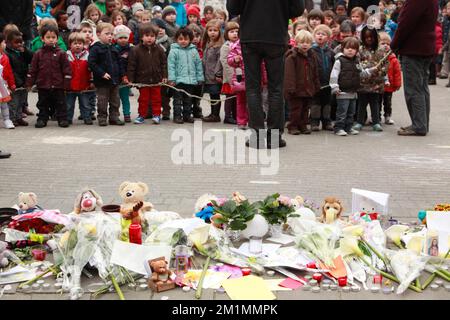 20120316 - HEVERLEE, BELGIQUE: Enfants sur l'aire de jeux pendant la minute de silence le jour du deuil national belge, autour de l'école primaire (école primaire de base) Sint-LambertussSchool, à Heverlee, vendredi 16 mars 2012. Dans un terrible accident de bus mardi soir dans un tunnel, à Sierre, Valais, Suisse, 28 personnes, dont 22 enfants, morts, 24 autres blessés. Les enfants, de deux écoles de Lommel et de Heverlee, rentrent chez eux après des vacances de ski. BELGA PHOTO CHRISTOPHE LEGASSE Banque D'Images