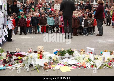 20120316 - HEVERLEE, BELGIQUE: Enfants sur l'aire de jeux pendant la minute de silence le jour du deuil national belge, autour de l'école primaire (école primaire de base) Sint-LambertussSchool, à Heverlee, vendredi 16 mars 2012. Dans un terrible accident de bus mardi soir dans un tunnel, à Sierre, Valais, Suisse, 28 personnes, dont 22 enfants, morts, 24 autres blessés. Les enfants, de deux écoles de Lommel et de Heverlee, rentrent chez eux après des vacances de ski. BELGA PHOTO CHRISTOPHE LEGASSE Banque D'Images