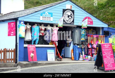 The Surf Shop à Trebarwith Strand près de Tintagel sur le South West Coastal Path, Cornwall, Angleterre, Royaume-Uni. Banque D'Images