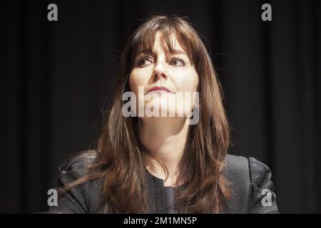 20120316 - SION, SUISSE: Florence Renggli cheffe de la communication hôpital Valais Spital Wallis photographié lors d'une conférence de presse, vendredi 16 mars 2012, à Sion, Suisse. Dans un terrible accident d'autobus mardi soir dans un tunnel, à Sierre, Valais, Suisse, 28 personnes, dont 22 enfants, morts, 24 autres blessés. Les enfants, de deux écoles de Lommel et de Heverlee, rentrent chez eux après des vacances de ski. BELGA PHOTO NICOLAS MATERLINCK Banque D'Images