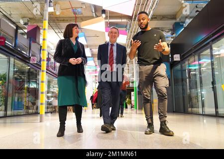 Rachel Reeves, la chancelière Shadow, et Lord Jim O'Neill, lors d'une visite à Plexal, dans l'est de Londres, où ils visitent Moonhub, la start-up Company et la société de formation VR, avant le lancement de la revue Start-Up Review, jeudi. Date de la photo: Mercredi 7 décembre 2022. Banque D'Images