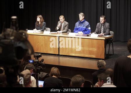 20120316 - SION, SUISSE: Florence Renggli cheffe de la communication hôpital Valais Spital Wallis, Olivier Elsig premier procueur, Christian Varone commandant police cantonale de Valais et Jean Marie Bornet chef information et prévention police cantonale valaisanne photographiée lors d'une conférence de presse, vendredi 16 mars 2012, à Sion, Suisse. Dans un terrible accident d'autobus mardi soir dans un tunnel, à Sierre, Valais, Suisse, 28 personnes, dont 22 enfants, morts, 24 autres blessés. Les enfants, de deux écoles de Lommel et de Heverlee, étaient sur leur chemin de retour après leurs vacances de ski Banque D'Images