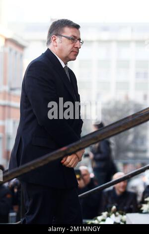 20120322 - LOUVAIN, BELGIQUE: Le vice-Premier ministre et ministre des Finances et du développement durable Steven Vanackere arrive pour un service funéraire pour les victimes de Heverlee de l'accident d'autobus en Suisse, jeudi 22 mars 2012 à l'église Sint-Pieters à Louvain. Dans la soirée du mardi 13 mars, un terrible accident d'autobus s'est produit dans un tunnel à Sierre, Valais, Suisse. 28 personnes, dont 22 enfants, sont mortes, 24 autres sont blessées. Les enfants de deux écoles de Lommel (école primaire) 't Stekske et Heverlee (école primaire) étaient en route Banque D'Images