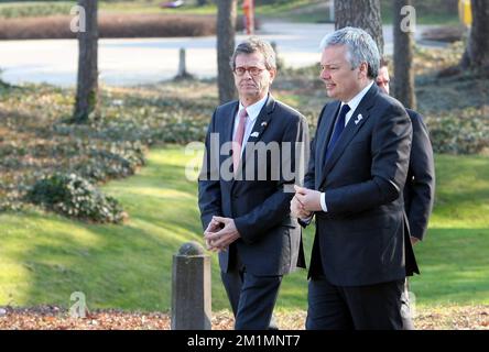 20120321 - LOMMEL, BELGIQUE: L'ambassadeur DES ÉTATS-UNIS en Belgique Howard Gutman et le vice-premier ministre et ministre des Affaires étrangères Didier Reynders arrivent pour un service de mémoire pour les victimes de Lommel de l'accident d'autobus en Suisse, le mercredi 21 mars 2012 dans le hall Soeverein de Lommel. Dans la soirée du mardi 13 mars, un terrible accident d'autobus s'est produit dans un tunnel à Sierre, Valais, Suisse. 28 personnes, dont 22 enfants, sont mortes, 24 autres sont blessées. Les enfants, de deux écoles de Lommel (école primaire - ecole primaire) 't Stekske) et Heverlee, étaient sur leur chemin de retour d'un sk Banque D'Images