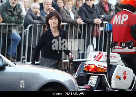 20120322 - LOUVAIN, BELGIQUE: La Vice-première ministre et ministre des Affaires sociales et de la Santé publique Laurette Onkelinx arrive pour un service funéraire pour les victimes de Heverlee de l'accident d'autobus en Suisse, jeudi 22 mars 2012 à l'église Sint-Pieters de Louvain. Dans la soirée du mardi 13 mars, un terrible accident d'autobus s'est produit dans un tunnel à Sierre, Valais, Suisse. 28 personnes, dont 22 enfants, sont mortes, 24 autres sont blessées. Les enfants de deux écoles de Lommel (école primaire) 't Stekske et Heverlee (école primaire) étaient sur leur chemin Banque D'Images