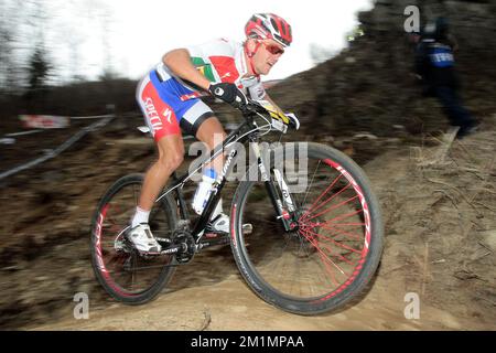 20120415 - HOUFFALIZE, BELGIQUE : Burry Stander sud-africain en action pendant la course d'élite masculine de la coupe du monde de Mountainbike de l'UCI à Houffalize, dimanche 15 avril 2012. BELGA PHOTO PETER DECONINCK Banque D'Images