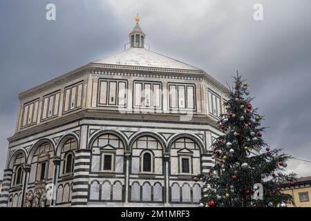 Arbre de Noël près du Baptistère à Florence en Italie Banque D'Images