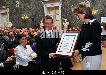 20120419 - BRUXELLES, BELGIQUE: Professeur d'oncologie Jean-Pascal Machiels et princesse Mathilde de Belgique photographiés lors de la cérémonie de remise des prix InBev-Baillet Latour pour la santé et la recherche clinique, à Bruxelles, le jeudi 19 avril 2012. BELGA PHOTO BRUNO FAHY Banque D'Images