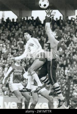 19810118 - WAREGEM, BELGIQUE: (FICHIERS) photo du fichier prise le 18 janvier 1981 montre Juan Lozano (C) d'Anderlecht et le gardien de but Wim de Coninck en action pendant le match Waregem-Anderlecht. ARCHIVES PHOTOS DE BELGA Banque D'Images