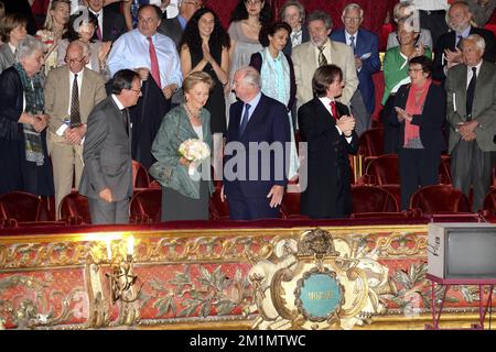 20120612 - BRUXELLES, BELGIQUE : (Centre L-R) Reine Paola de Belgique, Roi Albert II de Belgique et Directeur général de Munt-la monnaie Peter de Caluwe, photographié au début d'une représentation de l'opéra il Trovatore de Giuseppe Verdi, au Koninklijke Muntschouwburg - Théâtre Royale de la monnaie à Bruxelles, mardi 12 juin 2012. Cette production est dirigée par Dmitri Tcherniakov, avec l'orchestre symphonique et le choeur de Munt-la monnaie, avec le réalisateur Marc Minkowski. BELGA PHOTO NICOLAS MATERLINCK Banque D'Images